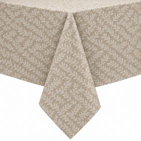 Gecoat tafelkleed Matta in beige met een subtiel wit bladerpatroon, strak over een tafel gedrapeerd voor een natuurlijke en elegante uitstraling.