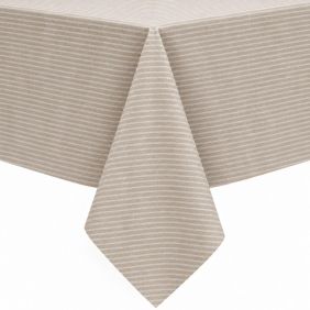 Gecoat tafelkleed met een beige kleur en een patroon van dunne, horizontale witte strepen, strak gedrapeerd over een hoek van een tafel.