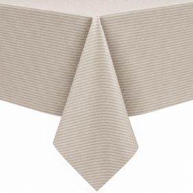 Gecoat tafelkleed in beige met een fijn horizontaal streeppatroon, strak over een tafel gedrapeerd voor een nette en moderne uitstraling.