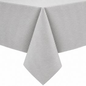 Gecoat tafelkleed met een subtiel wit streeppatroon, strak over een tafel gedrapeerd voor een nette en beschermende uitstraling in het interieur.