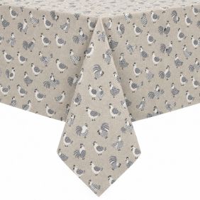 Gecoat tafellinnen met een beige ondergrond en een herhalend patroon van grijze kippen en hanen, strak over een tafel gedrapeerd.