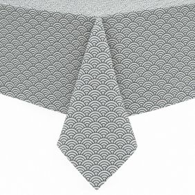 Gecoat tafelkleed Duccio met een grijs en wit patroon van overlappende halve cirkels, gedrapeerd over een tafel voor een strakke uitstraling.
