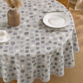 Rond grijs tafelzeil Leonora met een patroon van geschilderde vierkanten, gedekt op een tafel met een wit bord, kopje en een decoratieve vaas.