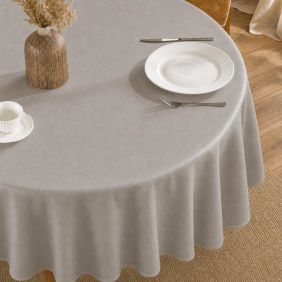 Rond grijs tafelzeil met molton rug op een houten tafel, gedekt met wit servies, een vaas en bestek voor een sfeervolle eetkamerpresentatie.