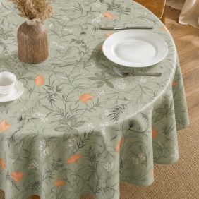 Rond tafelzeil Serenite Groen met een botanisch patroon van bladeren en oranje bloemen, gedekt op een ronde tafel met servies en een vaas.