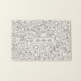 Kleurplaat placemat met kerstthema, inclusief tekeningen van kerstman, sneeuwpoppen en cadeaus.