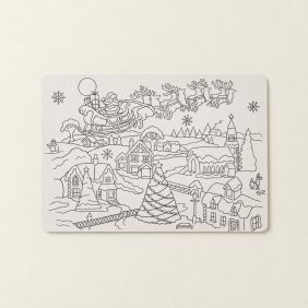 Kleurplaat placemat met kerstthema, inclusief huizen, kerstboom en rendieren.
