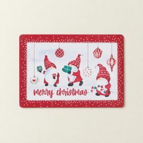 Kerst placemat met vrolijke kabouters en een 'Merry Christmas' tekst in rode en witte kleuren.