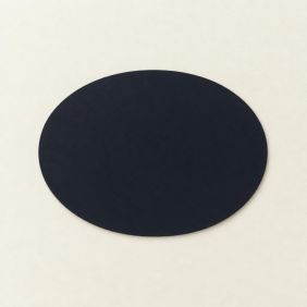 Een ovaalvormige placemat van gerecycled leer in de kleur Chia, plat afgebeeld tegen een witte achtergrond voor een strak en minimalistisch effect.
