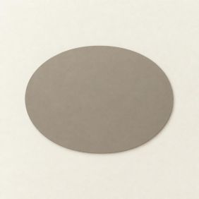 Ovaal placemat van gerecycled leer in de kleur cookie, een neutrale beige tint, plat gepresenteerd op een witte achtergrond voor op tafel.