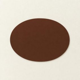 Een ovale placemat van gerecycled leer in de kleur nutmeg, plat afgebeeld tegen een witte achtergrond voor een strakke en eenvoudige presentatie.
