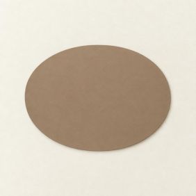 Een ovaalvormige placemat van gerecycled leer in de kleur zand, met een gladde textuur, gepresenteerd op een effen witte achtergrond voor tafelgebruik.