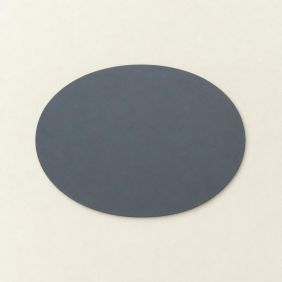 Een ovaalvormige placemat van gerecycled leer in de kleur stormgrijs, plat afgebeeld tegen een witte achtergrond voor een strakke presentatie.