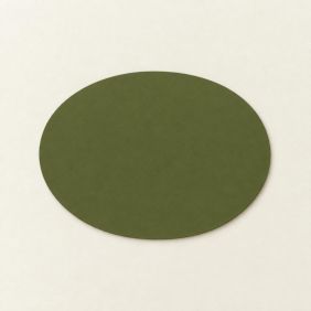 Ovale placemat van gerecycled leer in de kleur Thyme, met een glad oppervlak en een afmeting van 33 bij 45 centimeter, geïsoleerd op een witte achtergrond.
