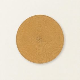 Ronde, okergele Placemat Daisy van 38 cm met een gevlochten structuur, gepresenteerd als een plat, cirkelvormig tafelaccessoire op een lichte achtergrond.