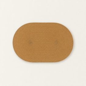 Ovale placemat Daisy in de kleur Taffy, gemaakt van gevlochten materiaal, gepresenteerd op een lichte achtergrond voor een natuurlijke uitstraling.