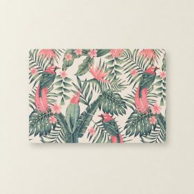 Rechthoekige Placemat Kaketoe Roze met een tropisch patroon van roze kaketoes, groene palmbladeren en roze bloemen op een lichtgekleurde achtergrond.