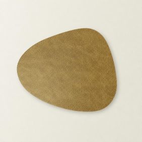 Een asymmetrische placemat Floris in de kleur taupe goud met een subtiele lederlook textuur, plat gefotografeerd op een lichte ondergrond.