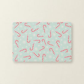 Rechthoekige blauwe placemat met een kerstpatroon van rode zuurstokken en witte sneeuwvlokken, afmeting 30x45 cm voor op de eettafel.