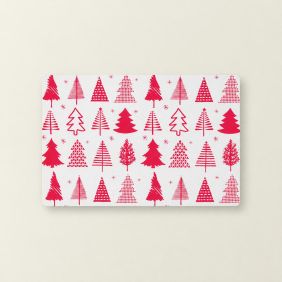 Rechthoekige placemat met een wit oppervlak en een herhalend patroon van rode kerstbomen in diverse stijlen en kleine sterretjes voor kerst.
