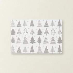 Rechthoekige zilveren placemat met een patroon van diverse kerstbomen en kleine sterretjes op een lichte achtergrond, formaat 30 bij 45 centimeter.