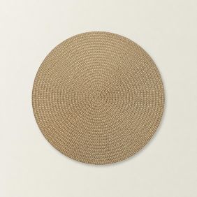 Een ronde, bronzen placemat Thora met een gevlochten structuur, gepresenteerd op een lichte achtergrond voor een stijlvolle tafeldekking.