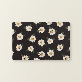 Rechthoekige Placemat Madeliefje met een zwart patroon van witte bloemen met gele hartjes en groene blaadjes, afmeting 28,5 bij 43,5 centimeter.