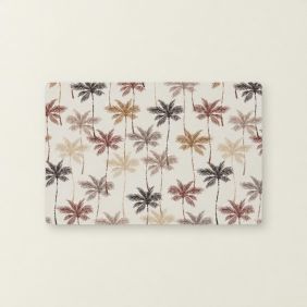Rechthoekige placemat Palmbomen in 28,5x43,5cm met een subtiel patroon van bruine en beige palmbomen op een lichte, crèmekleurige ondergrond.