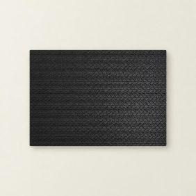 Zwarte placemat Mora van 30x43 cm met een geweven patroon, geschikt voor tafelgebruik.