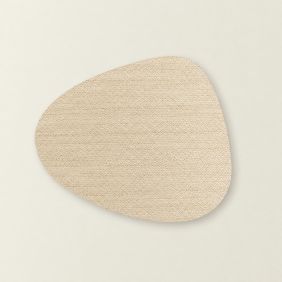 Placemat Olivia in crème, 30,5x39cm, met een subtiel patroon en een organische vorm.