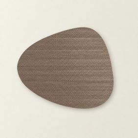 Placemat Olivia in taupe, 30,5x39cm, met een subtiele textuur en organische vorm.