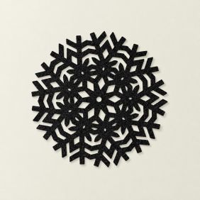 Een ronde zwarte Placemat Ice met een gedetailleerd sneeuwvlokpatroon, plat neergelegd op een lichte ondergrond voor een stijlvolle tafeldecoratie.