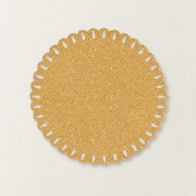 Ronde gouden placemat met een diameter van 38 cm en een decoratieve rand in de vorm van gestileerde kerstboompjes op een lichte achtergrond.