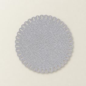 Ronde zilverkleurige placemat met een decoratieve uitgesneden rand, 38 cm diameter, perfect voor een feestelijke tafelsetting tijdens de kerst.