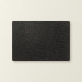 Rechthoekige zwarte placemat Bodil van 30x43 cm met een gedetailleerd krokodillenleer reliëfpatroon, plat neergelegd op een lichte ondergrond.