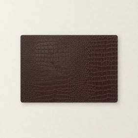 Rechthoekige bruine Placemat Bodil met een gedetailleerd krokodillenleer reliëfpatroon, plat neergelegd op een lichte, neutrale ondergrond.
