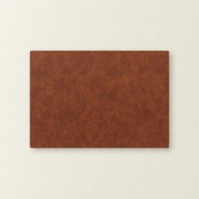Een rechthoekige bruine Placemat Ava van 30x43 cm met een lederlook structuur, plat neergelegd op een lichte ondergrond voor een strakke presentatie.