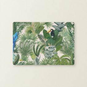 Rechthoekige Placemat Tropical Birds van 30x43cm met een kleurrijk tropisch junglepatroon, inclusief een blauwe ara en een toekan tussen bladeren.