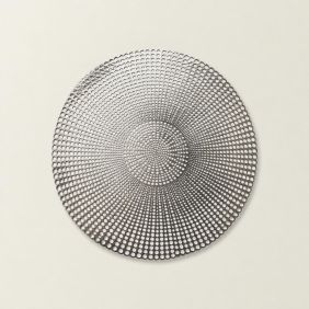 Ronde zilveren placemat met een elegant perforatiepatroon, perfect voor tafelaccessoires.