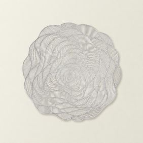 Ronde placemat in zilver met bloemmotief, gemaakt van metaal, geschikt voor tafelaccessoires.