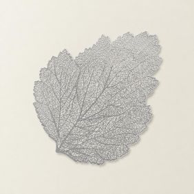 Zilveren placemat in de vorm van een blad met gedetailleerde nerven en een elegante uitstraling.