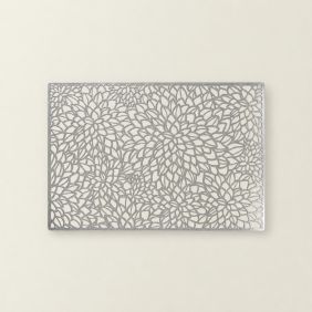 Placemat Bladeren in zilver met een gedetailleerd bladerenpatroon, perfect voor tafeldecoratie.