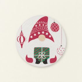 Ronde kerstplacemat met een kabouter en versieringen in rood en groen.
