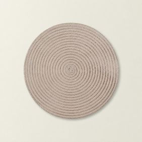 Ronde beige placemat met een spiraalvormig patroon en glanzende gouden accenten, plat gefotografeerd tegen een witte achtergrond voor tafelgebruik.
