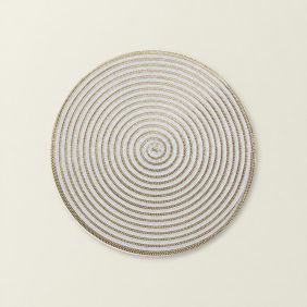 Ronde placemat in champagnekleur met gouden accent en spiraalpatroon, ideaal voor tafeldecoratie.