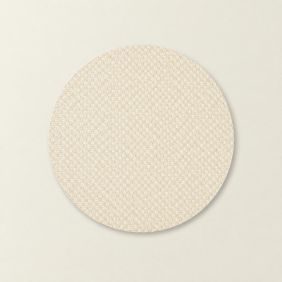 Ronde placemat in champagne goud met een luxe gebreid patroon en gouddraad, ideaal voor tafelaccessoires.