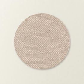 Ronde placemat in taupe met een luxe gebreid patroon en gouddraad accenten.