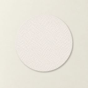 Ronde placemat in wit met gouddraad, luxe brei-ontwerp, geschikt voor tafelaccessoires.