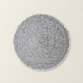 Ronde placemat voor kerst in zilver met een glanzende, sprankelende afwerking.