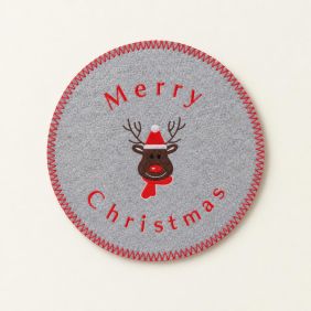 Ronde kerstplacemat in grijs met rendierontwerp en rode accenten, perfect voor feestelijke tafels.